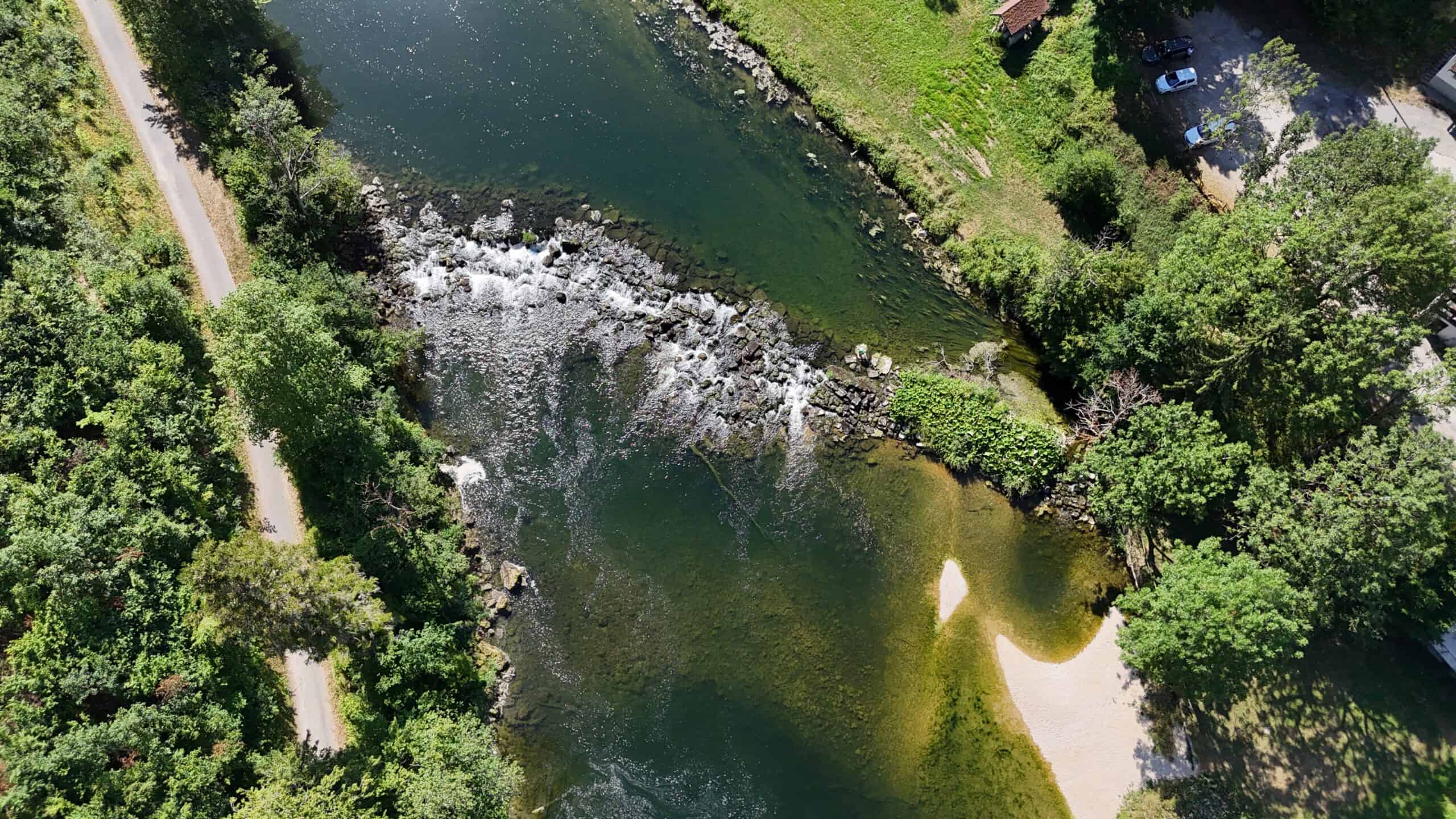 Vue du dessus du Moulin-du-Plain sur le Doubs Franco-suisse